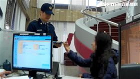 陳女在交友網站結識馬來西亞富商，對方要她寄送存摺跟提款卡，卻成了詐騙集團帳戶，以投資買房名義詐騙張女，保七總隊警員獲報後偵破此案（翻攝畫面）