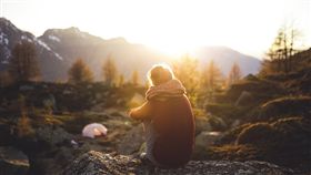 冬天,出遊,陽光,孤獨,寒冷,背影(圖/Pixabay)