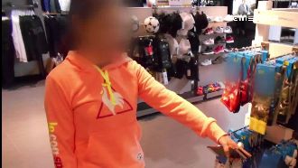 女試穿慢跑鞋開溜　結果偷到兩隻右腳