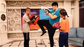 ▲李亦伸與徐展元在《球神問卜》節目賣命演出。（圖／17 TV提供）