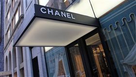 示意圖／香奈兒,CHANEL（圖／翻攝自Pixabay）https://pixabay.com/zh/%E9%A6%99%E5%A5%88%E5%84%BF-%E5%BA%97-%E7%BA%BD%E7%BA%A6-489465/