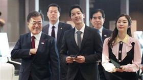 ▲宋仲基和南韓總統文在寅出席仁川機場新航廈開幕。（圖／翻攝自news1）