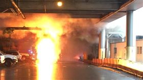 紐約紐華克機場變電箱爆炸起火（圖／翻攝自推特@PAPD911）