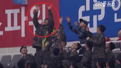 阿兵哥球賽跳起來接禮物　一看竟是他
