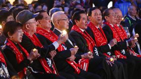 蔣經國逝世30週年紀念大會（2）國民黨主席吳敦義（前左4）與前主席洪秀柱（前左起）、吳伯雄、連戰、馬英九（前左5）、朱立倫（前左6）13日出席「飛越30、永懷於心－經國先生逝世30週年紀念大會」，在小朋友的歌聲中，點亮手中的電子蠟燭，共同緬懷故總統蔣經國。中央社記者謝佳璋攝　107年1月13日