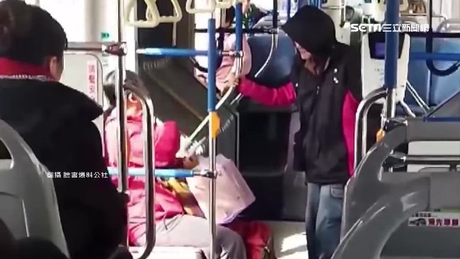 無視其它空位　拐杖伯逼婦讓出博愛座