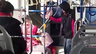 無視其它空位　拐杖伯逼婦讓出博愛座