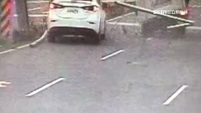 貨車載6米鐵管勾限高桿　後車衰遭殃
