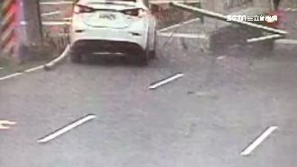 貨車載6米鐵管勾限高桿　後車衰遭殃