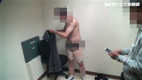 馬來西亞籍1男4女旅客，昨天下午搭乘馬亞洲航空班機從吉隆坡飛抵高雄小港機場，由於通過護照查驗台時，5人集合後露出緊張神情且形跡可疑，當下被海關人員盯上，會同航警安檢人員共同攔查，當場在1男4女身上查獲以彈性繃帶將毒品纏繞在大小腿上，經清點後，起出24包重10.176公斤的K他命，全案依違反毒品危害條例罪送辦。