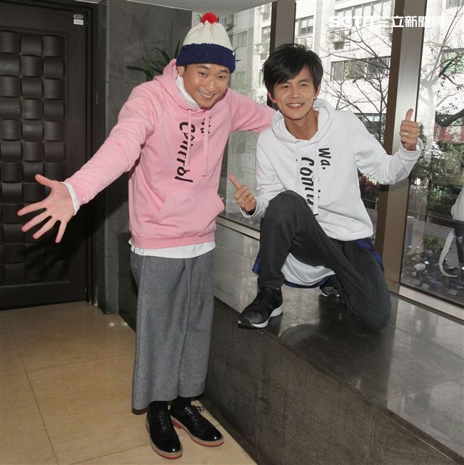 環遊世界回來的浩子馬上與搭檔阿翔會合，浩角翔起準備2018再次出發。（記者邱榮吉/攝影） 