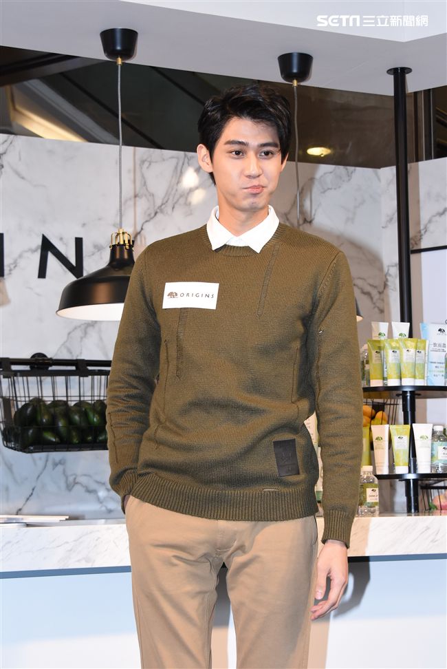 李玉璽出席保養品牌一日Barender活動與粉絲近距離互動