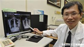 嘉義大林慈濟醫院心臟內科醫師李易達說明，新型心律調節器的電池使用年限約10至12年左右，與傳統型差不多，3C產品對新型無導線心律調節器的影響不大。（圖／嘉義大林慈濟醫院提供）