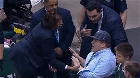 球迷對Thompson叫罵被請出場（圖／翻攝自YouTube）