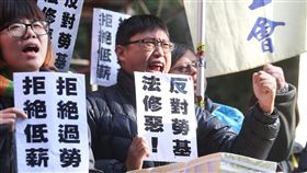 高喊拒絕過勞拒絕低薪立法院臨時會10日三讀修正通過勞基法部分條文，場外勞團抗議民進黨背棄勞工，高喊拒絕過勞、拒絕低薪，反對勞基法修惡。中央社記者謝佳璋攝  107年1月10日