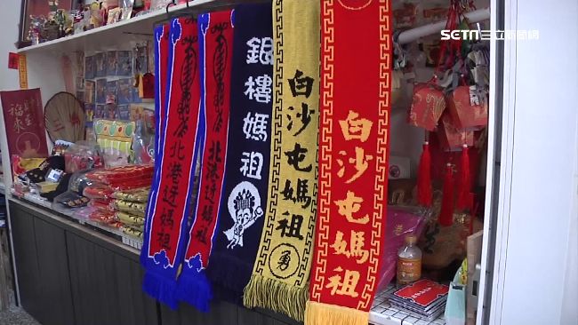 超夯！紅綾搖身圍巾「護體保平安」