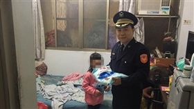 鼻酸…5坪套房擠一家5口　么弟捧麵天真喊：這是我的晚餐
圖翻攝自屏東縣政府警察局內埔分局臉書