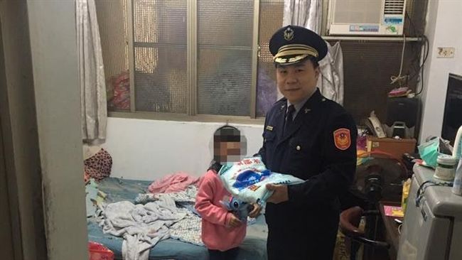5坪房擠5口人！么弟天真吃麵惹鼻酸