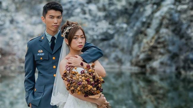 國軍新人拍婚紗　新娘哀怨遭指被逼婚