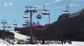 昨（13）日大陸河北有一名7歲男童搭高空纜車時，不小心從椅子跌落，男童緊抓纜車在空中隨風擺盪，相當危險，所幸男童最後墜落雪堆中，沒有生命危險。對此，工作人員則表示，男童父母「不負責」，沒將孩子顧好。（圖／翻攝自秒拍）