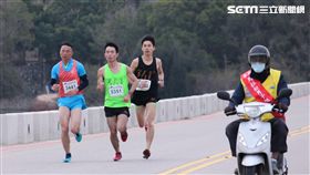 ▲陳秉豐（左三）拿下金門馬拉松半馬男子冠軍。（圖／記者蔡宜瑾攝影）