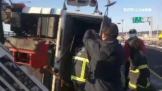 槽車下匝道翻車　車內男女脫困逃死劫