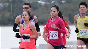 ▲游雅君（右前）拿下金門馬拉松女子半程冠軍。（圖／記者蔡宜瑾攝影）