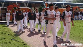 統一獅開訓，領隊蘇泰安頒獎致詞。（圖／記者王怡翔攝）