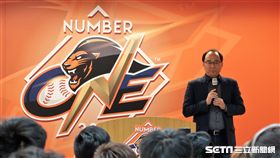 統一獅開訓，領隊蘇泰安頒獎致詞。（圖／記者王怡翔攝）