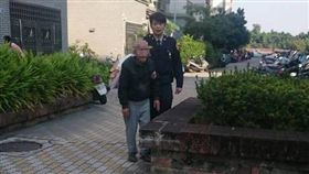 老翁騎車路倒　暖警攙扶陪伴助返家／警方提供