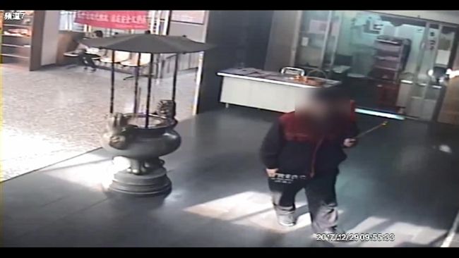 宮廟拜拜順手偷手機　觸怒天威被逮