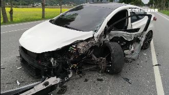 小客車疑疲勞駕駛　暴衝撞對向聯結車