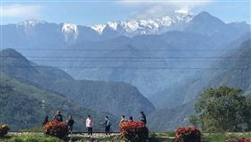 遊客為拍奇萊山雪景竟站鐵軌　圖／莊俊碩提供