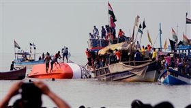 印度一艘渡船意外翻覆,造成3死5失蹤（圖／路透社／達志影像）