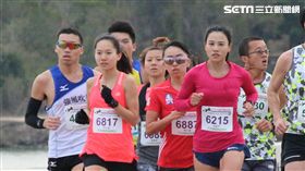 ▲張芷瑄（左二）首次參加金門馬拉松。（圖／記者蔡宜瑾攝影）