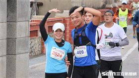 ▲攜手跑金門馬拉松的情侶。（圖／記者蔡宜瑾攝影）
