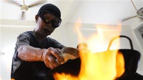 Jay Fai小吃店老闆娘痣姐。（圖／翻攝日本經濟新聞）