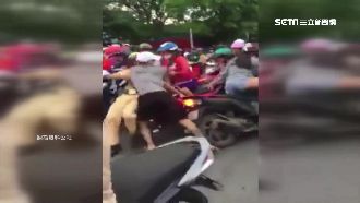 情侶雙載沒載帽　不服取締竟暴衝撞警