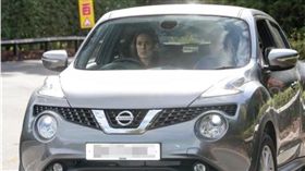 英格蘭足球豪門切爾西義大利籍教練孔蒂（Antonio Conte）日前因意外被迫換車，不過，稅後年薪達900萬英鎊（約台幣3.685億元）的孔蒂卻只換了一台約台幣58至70萬的豐田（Toyota）Yaris小型掀背車；對此，孔蒂表示「車子是我妻子選的」，間接看出孔蒂是愛妻的好男人！（圖／翻攝自太陽報）