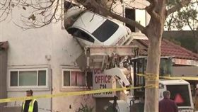 美國加州超離奇車禍，轎車超速飛起插入2樓建築物。（圖／翻攝KTLA）