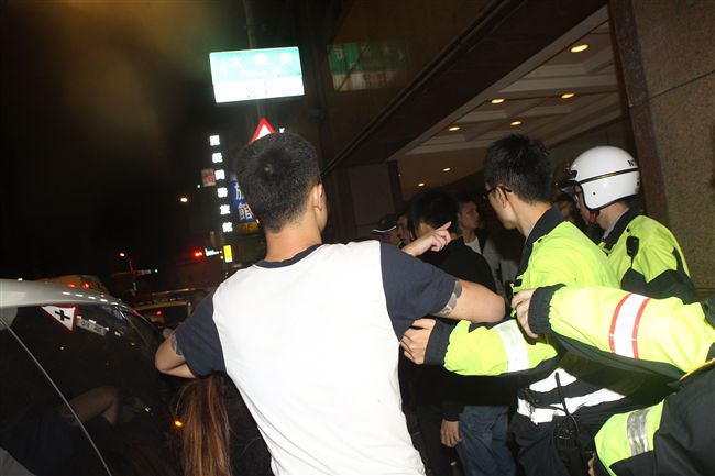 好心勸架卻變全武行　警帶回4女2男