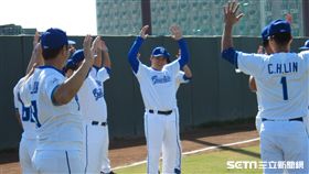 ▲陳鴻文身穿富邦球衣熱身。（圖／記者蕭保祥攝）