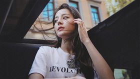 迪麗熱巴美照。（圖／翻攝自微博）