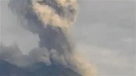 印尼,阿貢火山,噴發,旅遊,Agung,峇里島（圖／翻攝自推特）https://twitter.com/Sutopo_PN/status/952698911960924160
