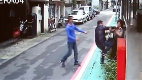 高女要求租屋海蟑螂交還房屋，卻遭對方痛毆一頓，身穿黑衣的徐男甚至拿出刀械猛揮，高女將監視器影片PO上《爆料公社》，並痛批警方吃案（翻攝自《爆料公社》）