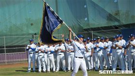 ▲葉君璋揮舞G大旗。（圖／記者蕭保祥攝）