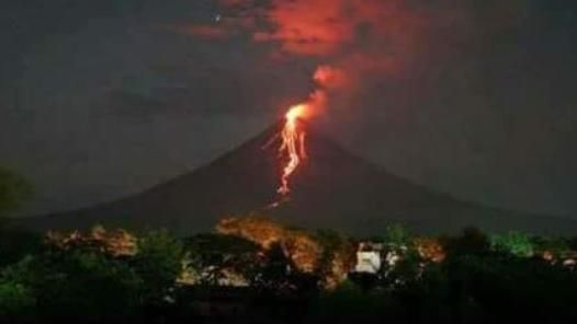 菲國火山口冒紅光　數周內恐危險噴發