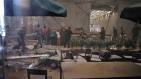  印尼證券交易所倒塌　疑多人受傷！ 圖／翻攝自Adam Harvey推特