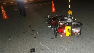 重機轎車碰撞！房仲騎士送醫不治