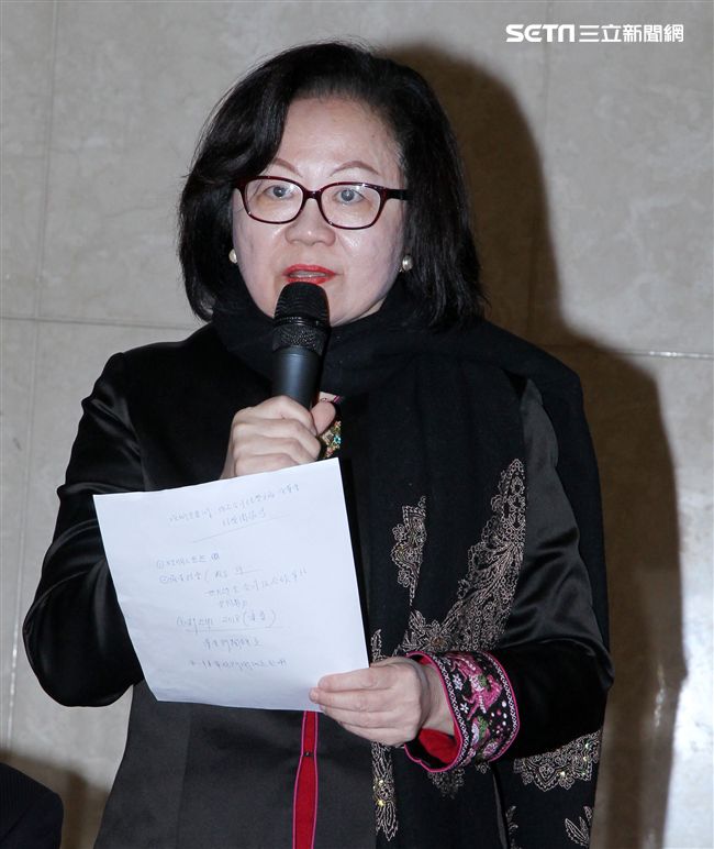 華視人事大地震，新聞部經理莊豐嘉主持記者會，董事長陳郁秀率施振榮、張天立、徐瑞希董監事駁黑箱作業。（記者邱榮吉/攝影）